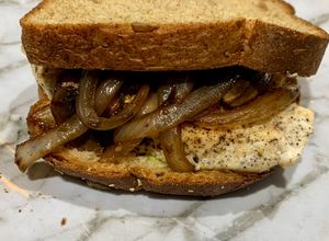Una foto de Sándwich de pollo con champiñones salteados 🤤