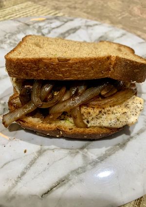 Una foto de Sándwich de pollo con champiñones salteados 🤤