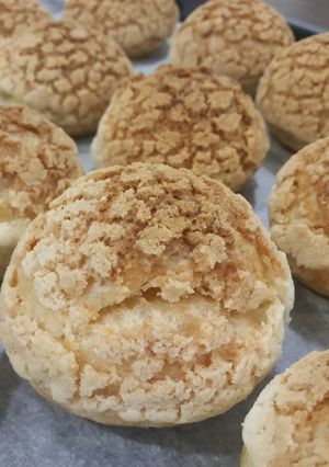A picture of Choux au craquelin.