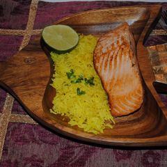 A picture of Salmon fish with turmeric-ginger rice OR with Spinach puree.
