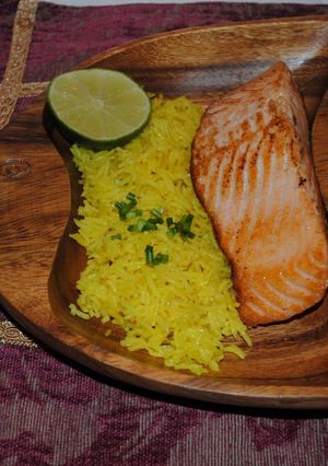 A picture of Salmon fish with turmeric-ginger rice OR with Spinach puree.