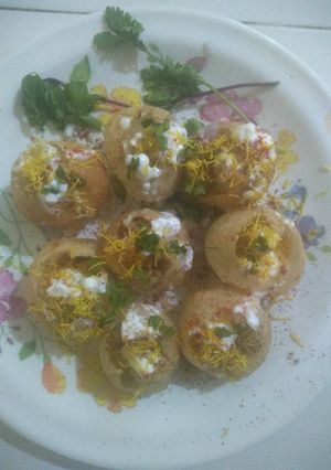 આલુ મટર સેવ દહીં પૂરી (Aloo Matar Sev Dahi Poori Recipe In Gujarati) રેસીપી મુખ્ય ફોટો