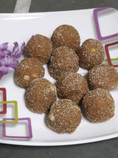 ચુરમાના ગોળ ના લાડુ (ladu recipe in gujarati) રેસીપી મુખ્ય ફોટો