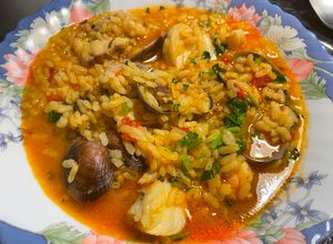 Una foto de Arroz caldoso de rape, gambones y almejas (receta Portuguesa, "Arroz de Tamboril")