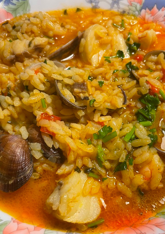 Una foto de Arroz caldoso de rape, gambones y almejas (receta Portuguesa, "Arroz de Tamboril")