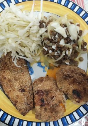 Una foto de Milanesas de zapallito y Berenjenas con ensaladas varias