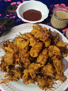 कुरकरे प्याज़ पकौड़े (kurkure pyaz pakode recipe in Hindi) रेसिपी मुख्य फोटो