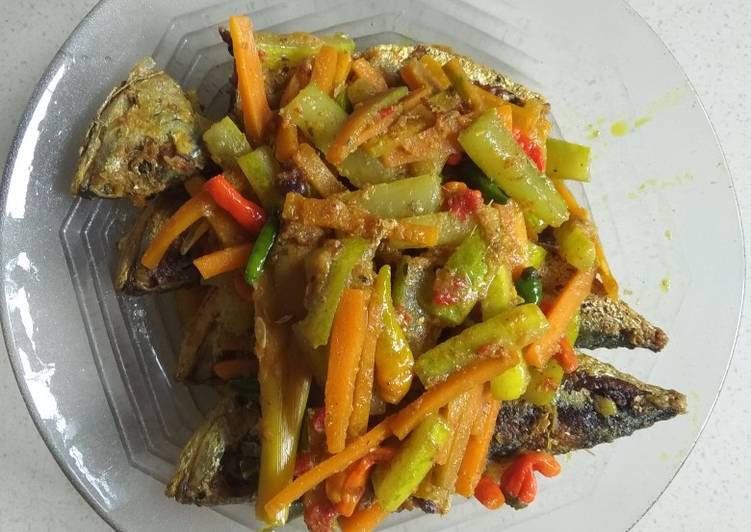 Resep Ikan kembung bumbu acar kuning, Enak