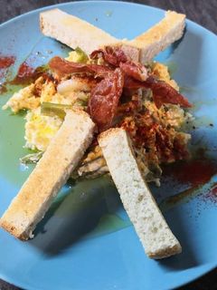 Una foto de Revuelto de borraja con ajetes tiernos y crujiente de jamón