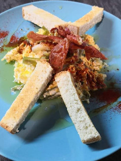 Una foto de Revuelto de borraja con ajetes tiernos y crujiente de jamón
