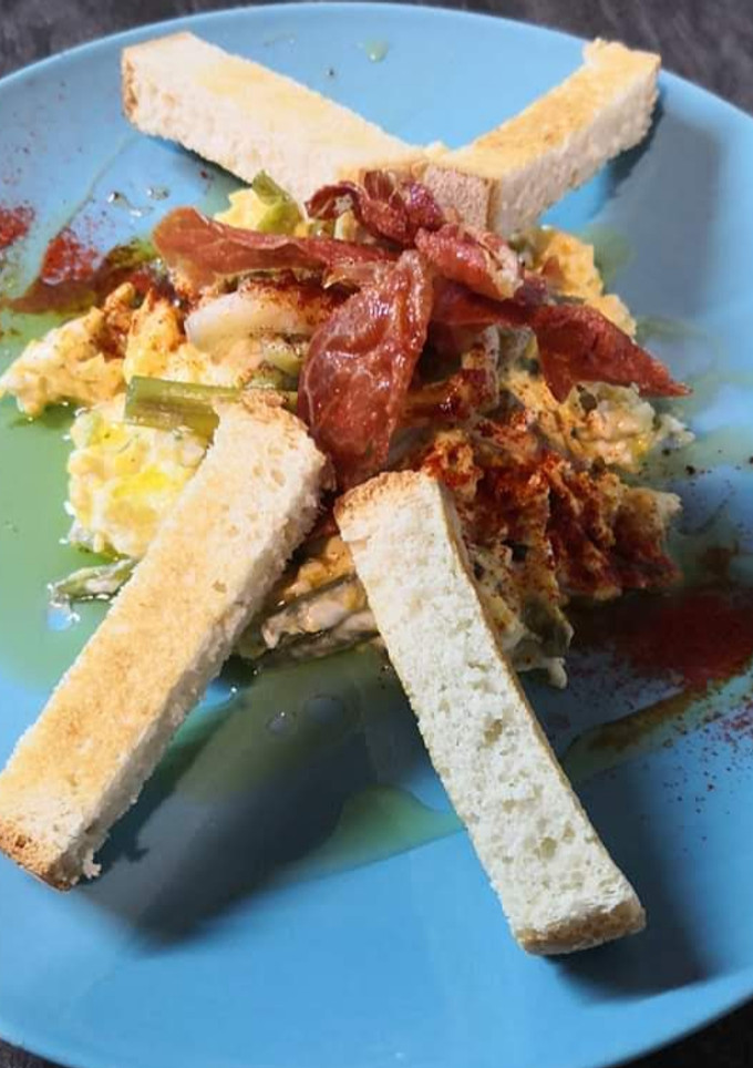 Una foto de Revuelto de borraja con ajetes tiernos y crujiente de jamón