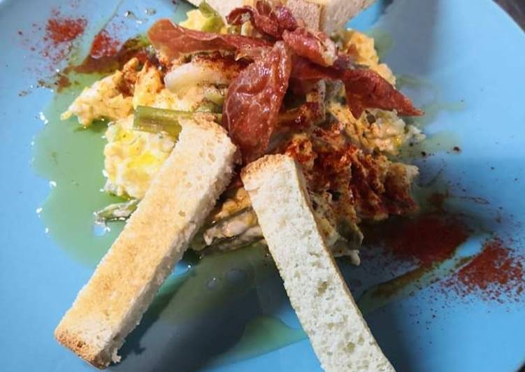 Revuelto de borraja con ajetes tiernos y crujiente de jamón