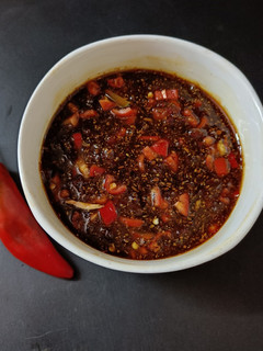 લાલ મરચા નું અથાણું (Red Chilli Pickle Recipe In Gujarati) રેસીપી મુખ્ય ફોટો