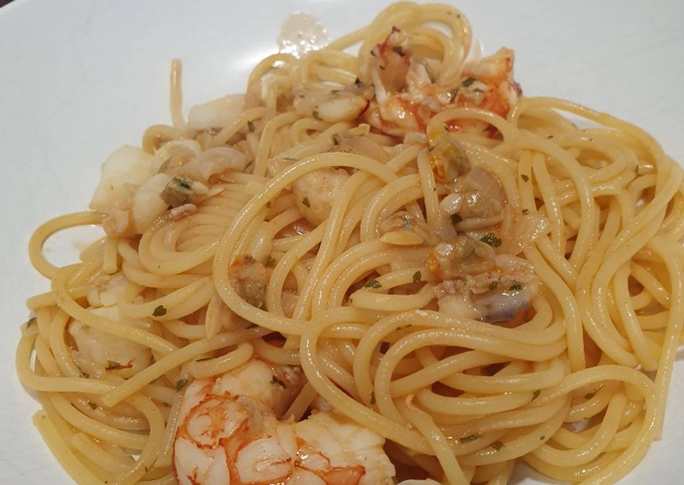 Spaghetti alla marinara (con sepia, gambones y almejas)
