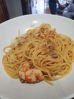 Una foto de Spaghetti alla marinara (con sepia, gambones y almejas)