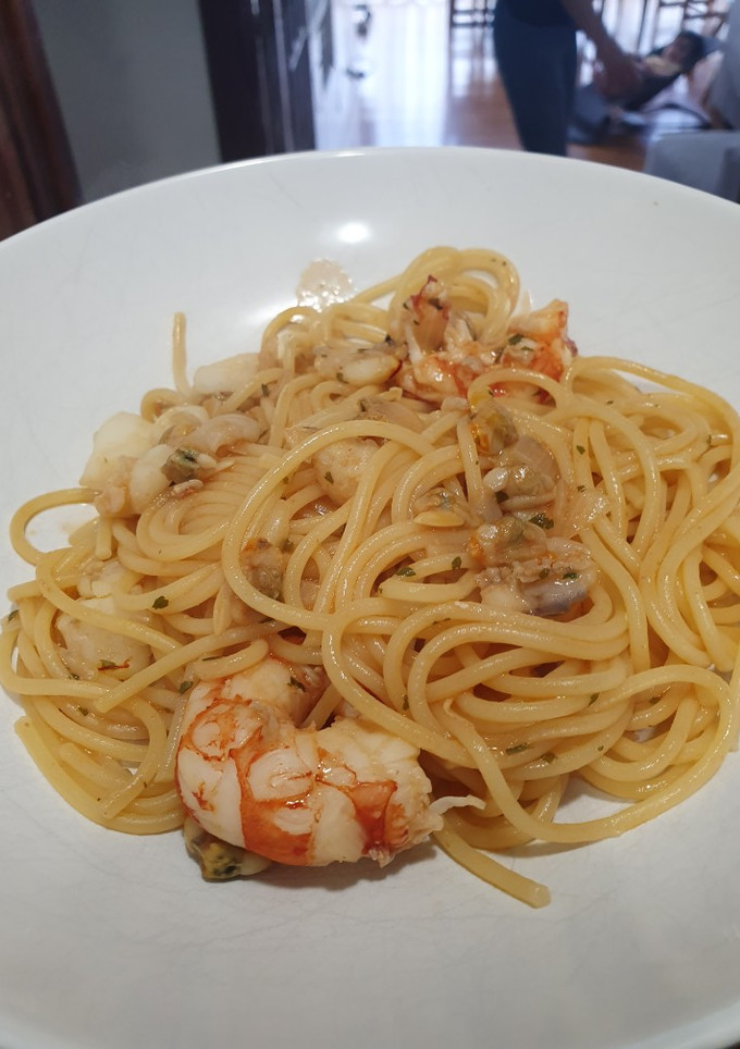 Una foto de Spaghetti alla marinara (con sepia, gambones y almejas)