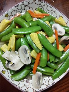 甜豆炒玉米筍佐蘑菇 的食譜成品照片