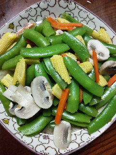 甜豆炒玉米筍佐蘑菇 的食譜成品照片