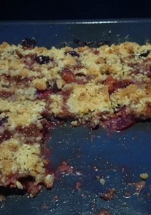 Zdjęcie przepisu Crumble czyli śliwki z whiskey pod migdałową kruszonką.