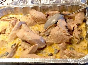 Una foto de Pollo con crema de champiñones 🍄