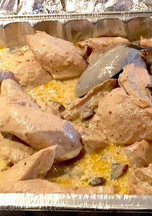 Una foto de Pollo con crema de champiñones 🍄