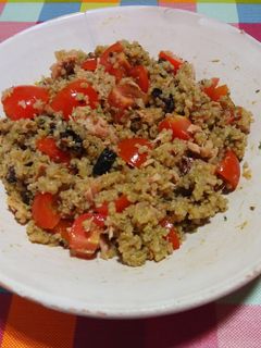 Una foto de Quinoa con atún, ciruelas secas y tomate