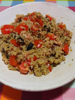 Una foto de Quinoa con atún, ciruelas secas y tomate
