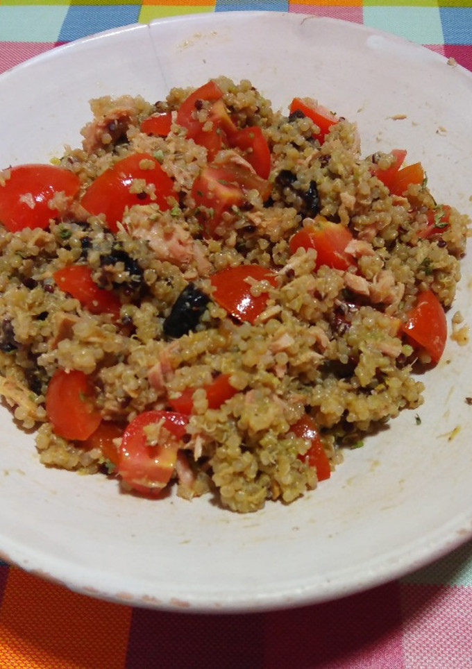 Una foto de Quinoa con atún, ciruelas secas y tomate