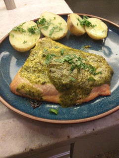 Una foto de Salmón con Salsa de Cilantro