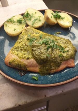 Una foto de Salmón con Salsa de Cilantro