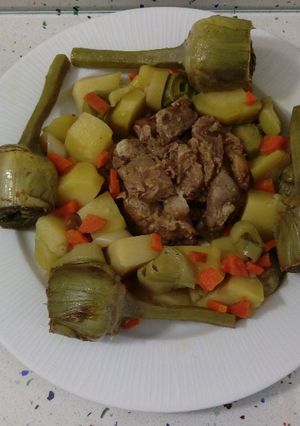 Una foto de Estofado de cerdo con alcachofas
