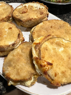 Una foto de Milanesa de berenjena rellena