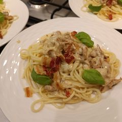 A picture of Spaghetti with Chanterelle Sauce.