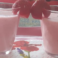 A picture of Strawberry lassi.