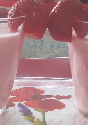 A picture of Strawberry lassi.