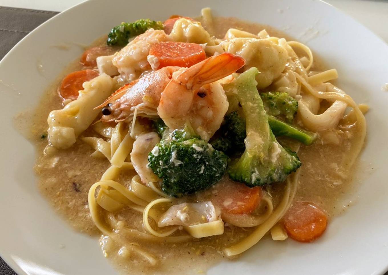 Fettuccine Pasta with Seafood in Gravy Sauce (Rad-Na Taley)