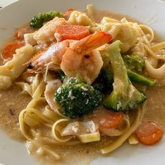 A picture of Fettuccine Pasta with Seafood in Gravy Sauce (Rad-Na Taley).