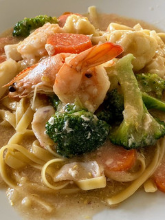 A picture of Fettuccine Pasta with Seafood in Gravy Sauce (Rad-Na Taley).