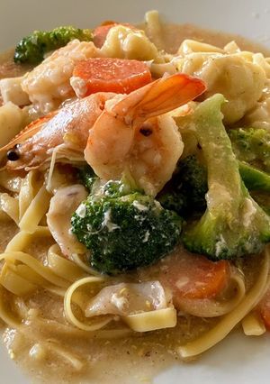 A picture of Fettuccine Pasta with Seafood in Gravy Sauce (Rad-Na Taley).