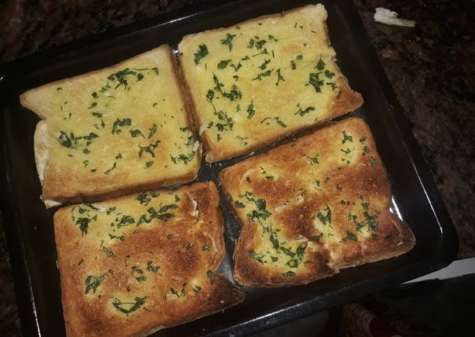 How to Prepare Homemade Garlic bread