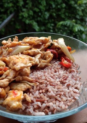 Foto resep Nasi merah + orak arik telur lada hitam