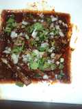 Birria de res adobada  con chile frito y jugo de naranja agria las Correa en cazuela de barro