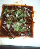 Birria de res adobada  con chile frito y jugo de naranja agria las Correa en cazuela de barro