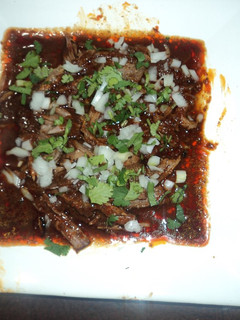 Una foto de Birria de res adobada  con chile frito y jugo de naranja agria las Correa en cazuela de barro