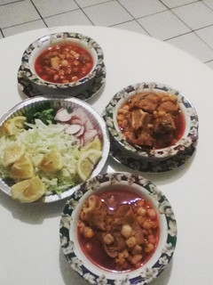 Una foto de Pozole rojo