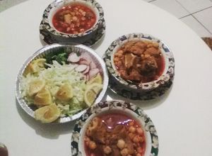 Una foto de Pozole rojo