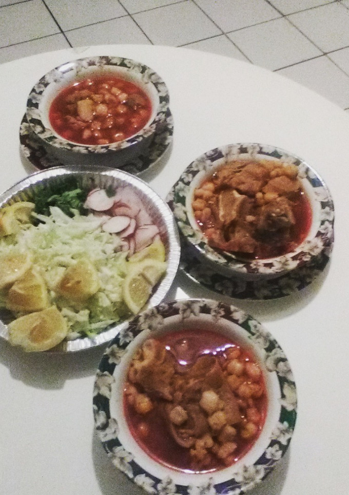 Una foto de Pozole rojo