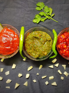 કાચી કેરી ની ચટણીઓ (Raw Mango Chutneys Recipe In Gujarati) રેસીપી મુખ્ય ફોટો