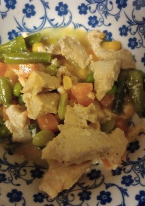 Una foto de Pollo con verduras