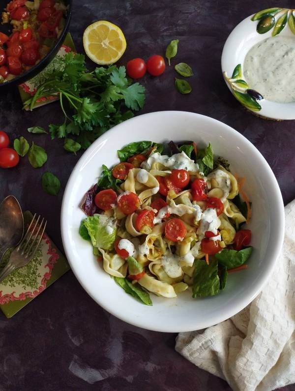 Tortellini saláta kapros-tejszínes zöldfűszeres öntettel